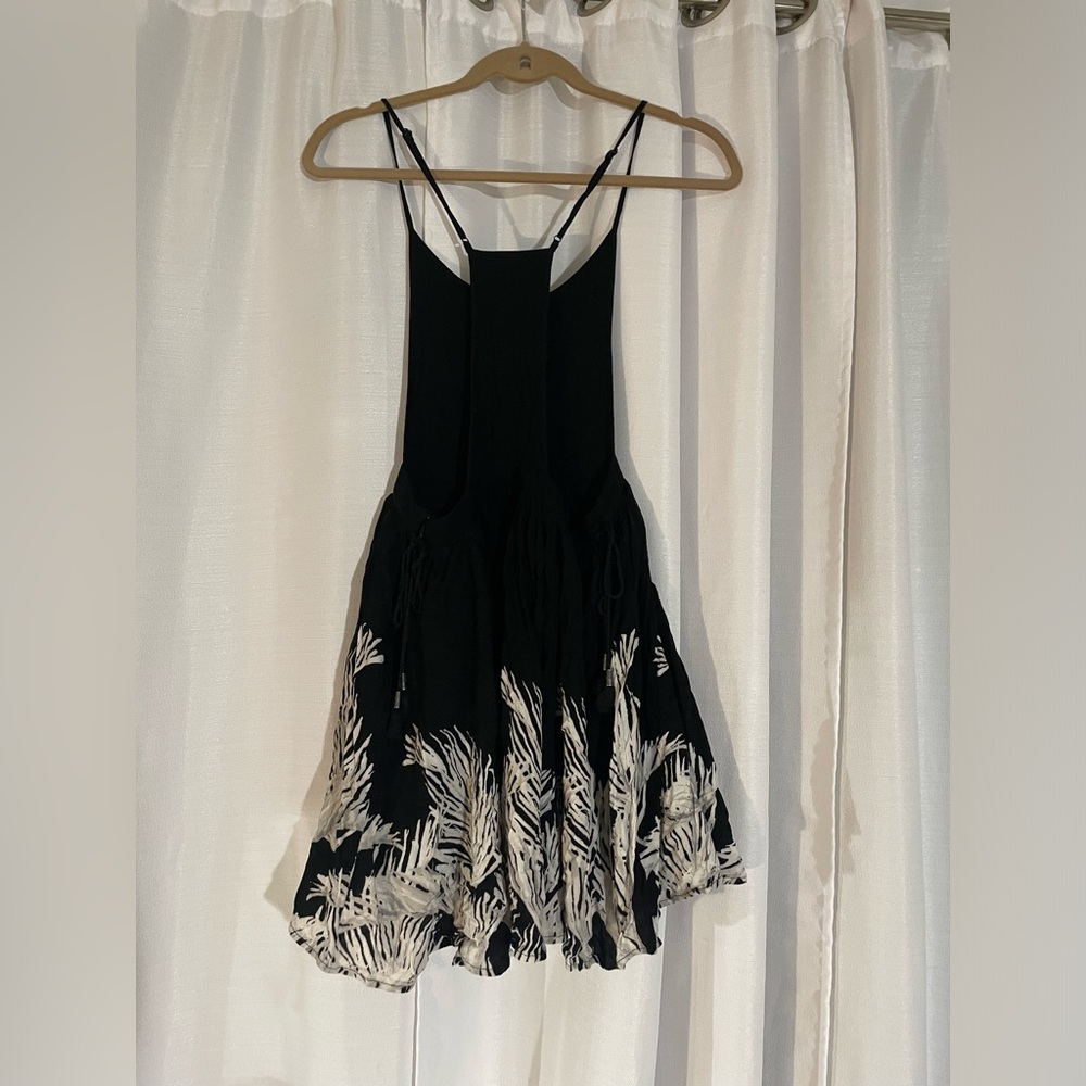 FREE PEOPLE TROPICAL OASIS BLACK WHITE FLORAL PRINTED JUMPER DRESS
SIZE X-SMALL